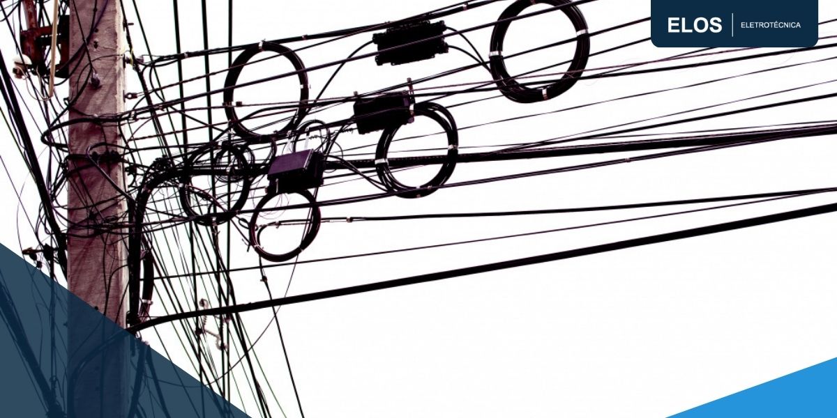 https://elos.com.br/wp-content/uploads/2026/04/Fios-expostos-nas-cidades-o-risco-invisivel-que-ameaca-vidas-e-como-reduzir-acidentes.jpg